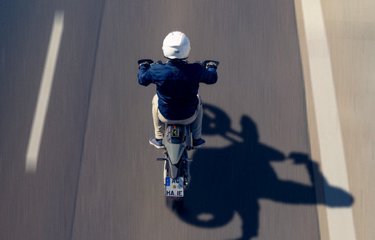 messhelm-motorradfahrer-draufsicht-fahrt